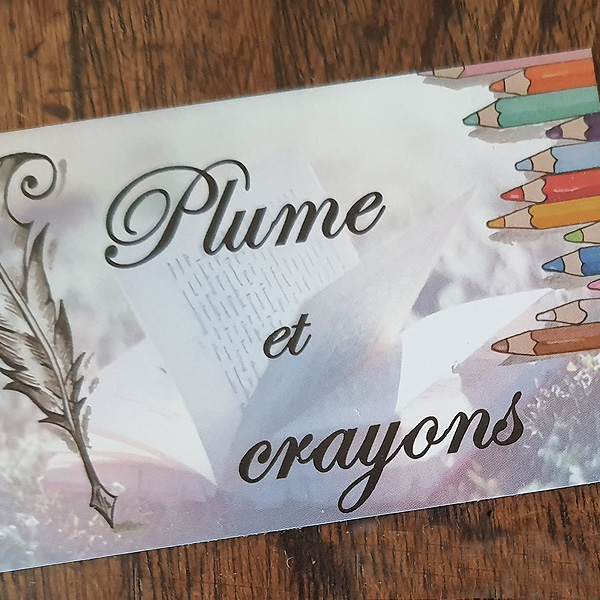 Plume et crayons